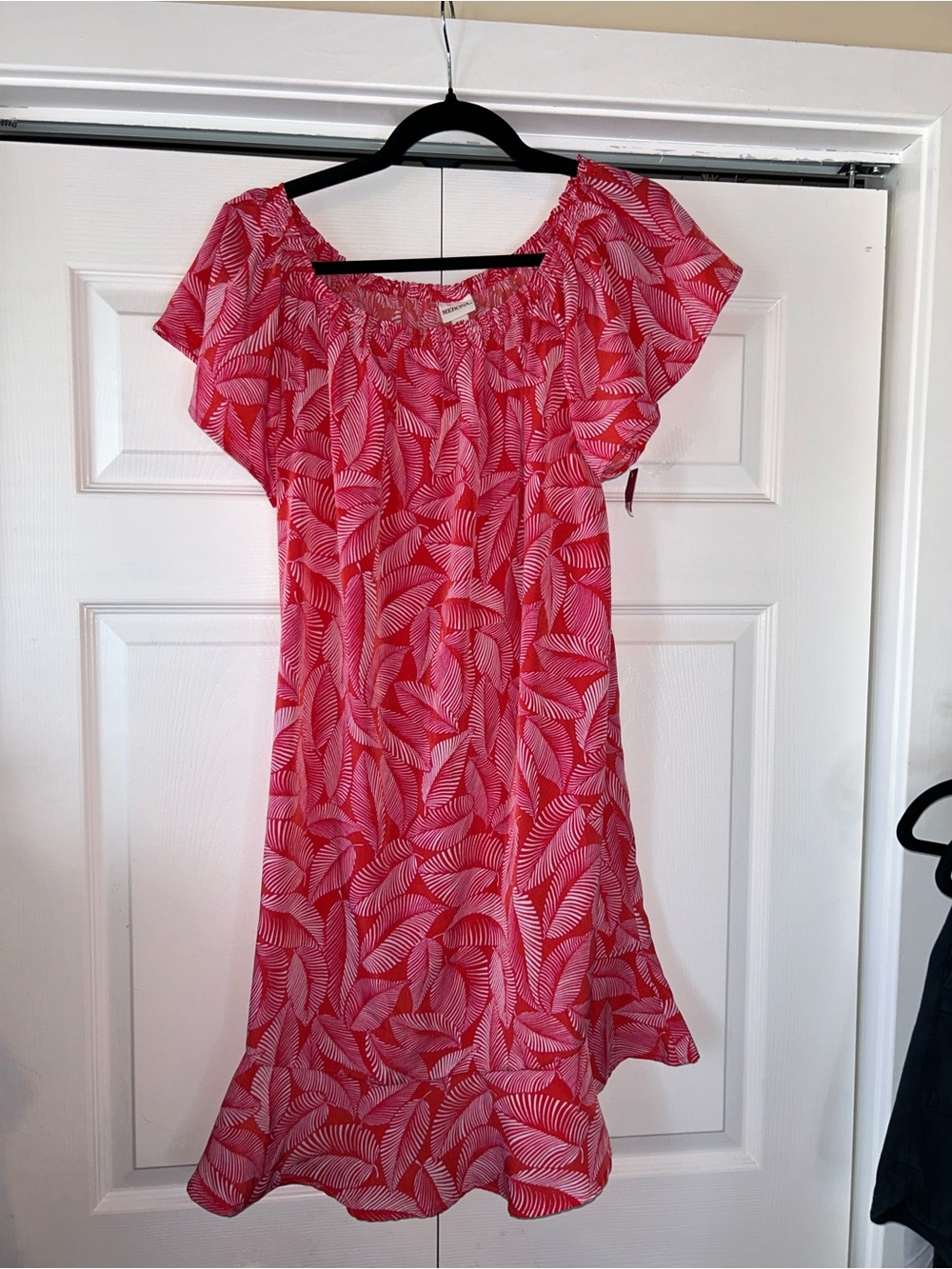 NWT Red Leaf-Print Off-Shoulder Women's Dress. Vacation ready !
